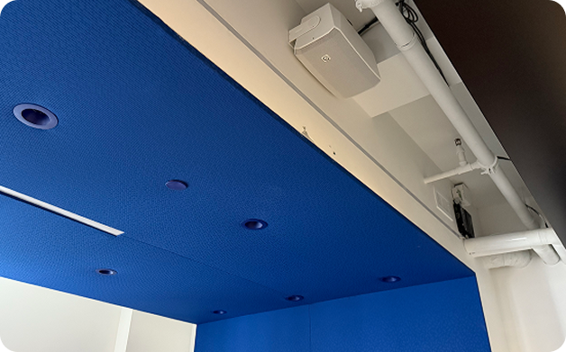 Microsoft Team Room absorbing sound with soft furnishings